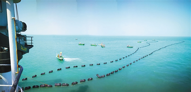 海南联网二回工程首根海底电缆登陆澄迈