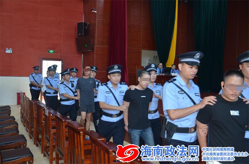 12名涉案嫌疑人被带进法庭（记者董林 摄）.JPG
