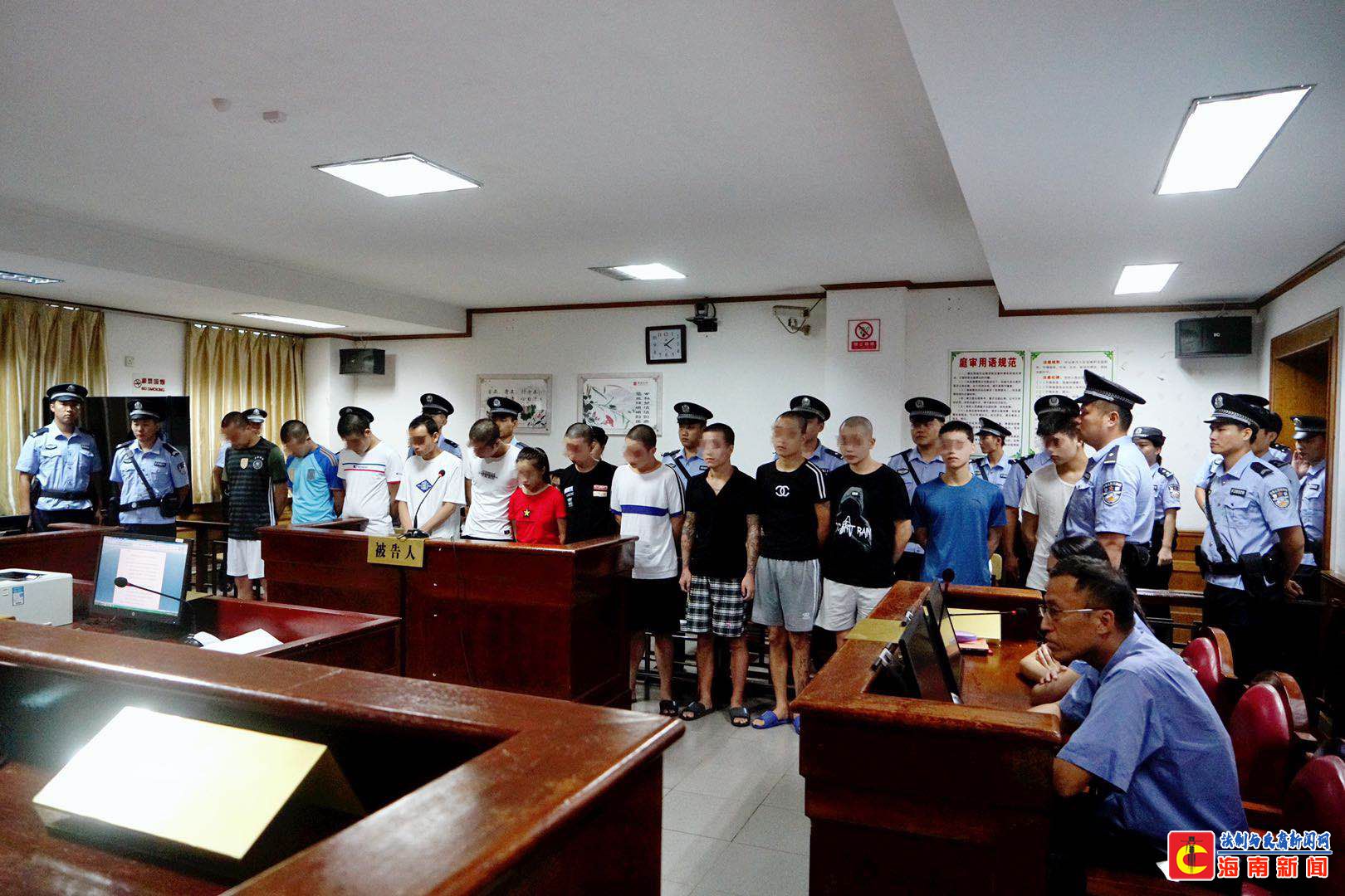 龙华区法院公开宣判一起涉恶案件  13人被判刑