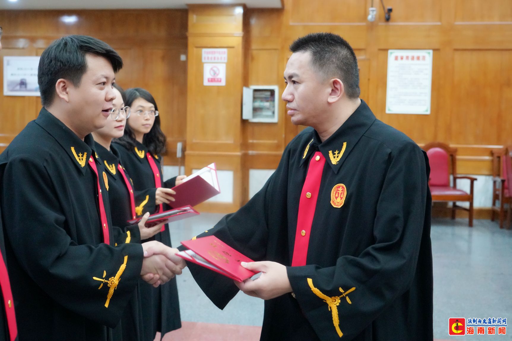龙华区法院举行挂职干部员额法官宪法宣誓仪式