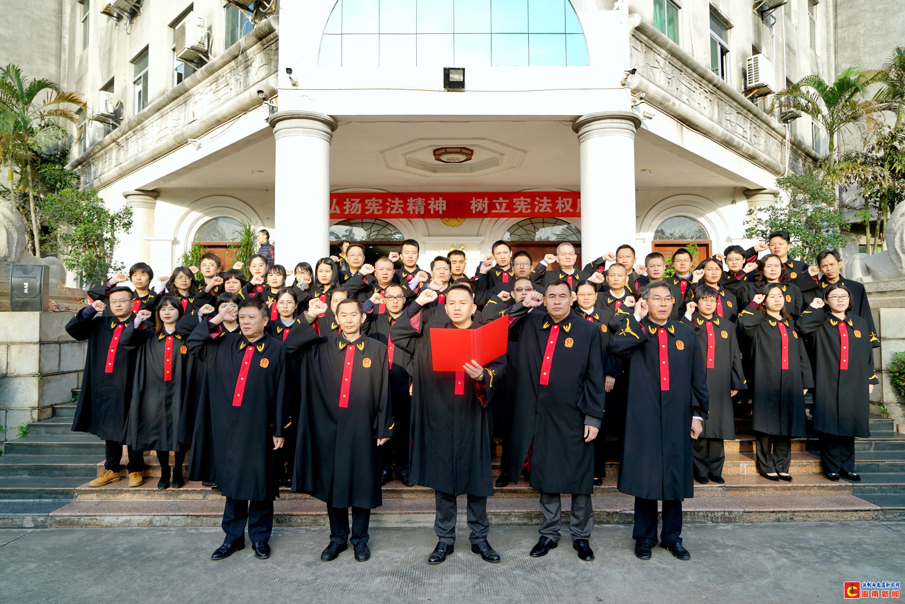 龙华区法院举行“12•4”国家宪法日 升旗仪式和法官宣誓活动