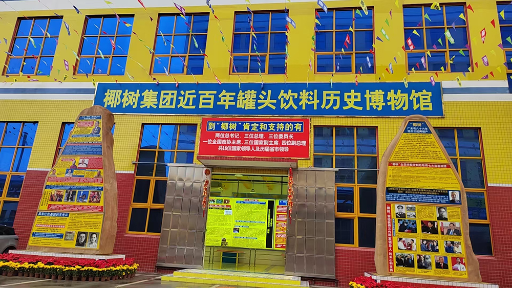 游客蜂拥而至  客户排队要货