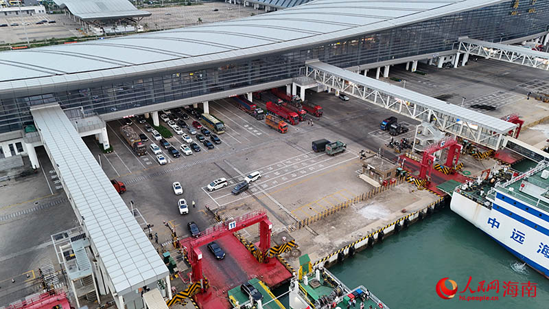 在海口新海港，车辆正在有序登船。人民网记者 牛良玉摄
